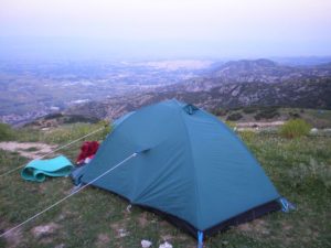 «Οι φοιτητές μου δεν έμαθαν ποτέ τίποτα». Ο εκπαιδευτικός που έμενε σε αντίσκηνο!